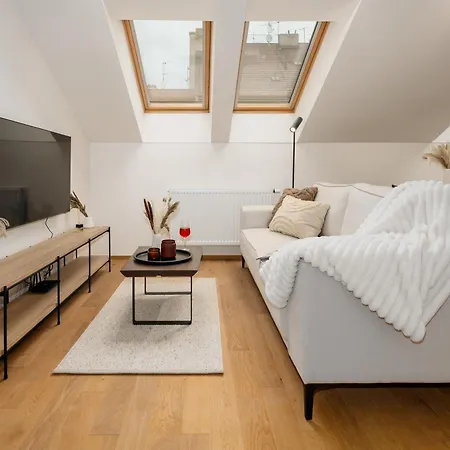 Days - Two-bedroom With Workspace And Netflix In Nusle Апартаменты