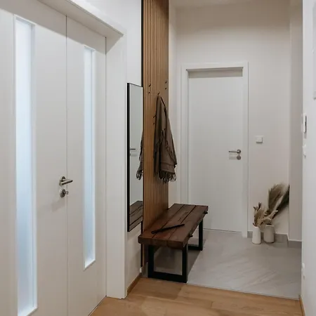Days - Two-bedroom With Workspace And Netflix In Nusle