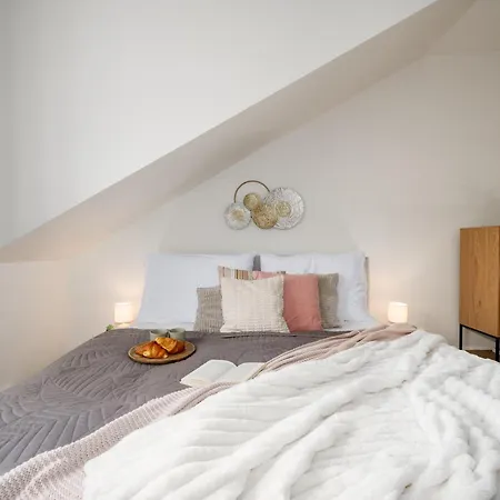 Days - Two-bedroom With Workspace And Netflix In Nusle *